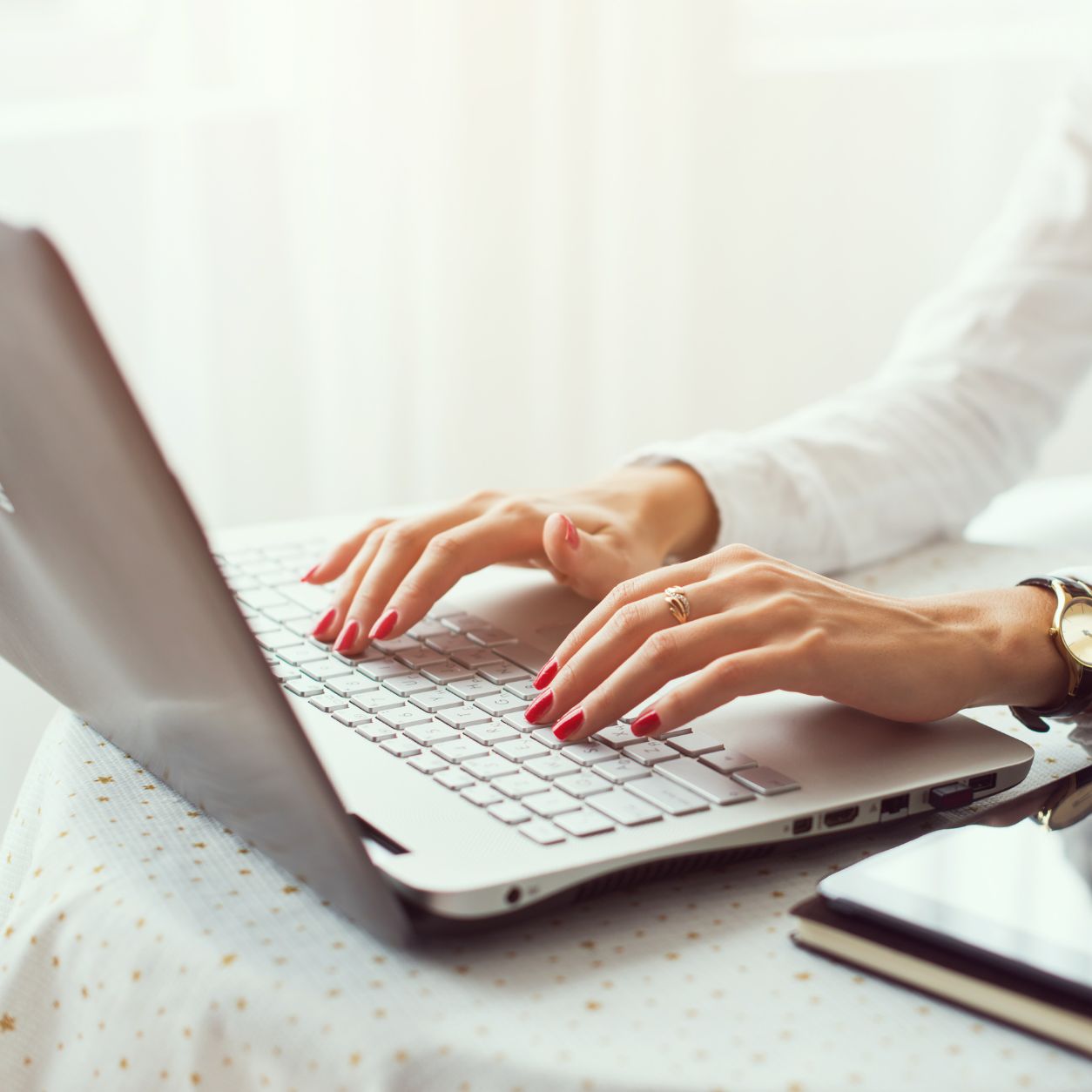 mujer oficina asesoria